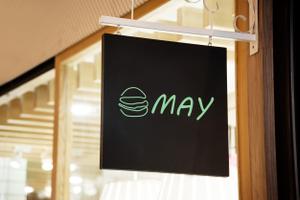 ぬくもり (scar628v)さんのハンバーガーカフェ　店名（MAY）のロゴマークへの提案