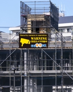 masunaga_net (masunaga_net)さんの防犯カメラ「見守る君」の建設足場につけるイメージシートへの提案