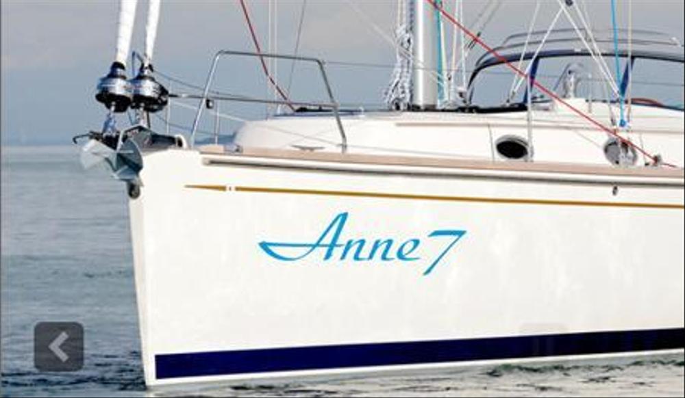 ヨットの船体に描く「Anne7」の船名ロゴ