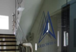 microghostさんのアパレルブランド「ARROW HEAD」のロゴ。東南アジア、世界に向けた展開、印象的なデザイン。への提案