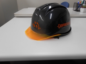 kurumi_さんの工事現場で被るヘルメットの正面にくるロゴへの提案