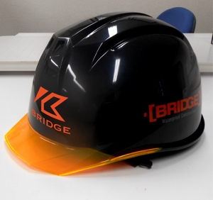 Riku5555 (RIKU5555)さんの工事現場で被るヘルメットの正面にくるロゴへの提案