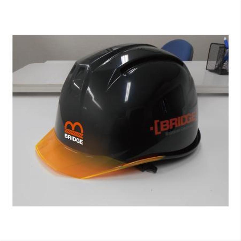 工事現場で被るヘルメットの正面にくるロゴ