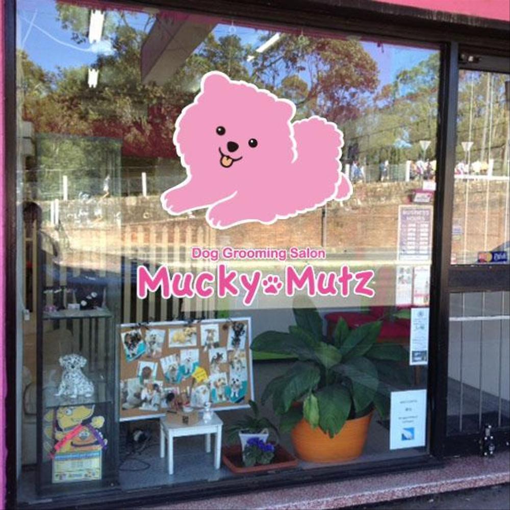 ドッグ　トリミングサロン　『Mucky Mutz Dog Grooming』の　ロゴ