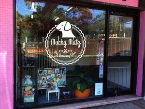 cast1e ()さんのドッグ　トリミングサロン　『Mucky Mutz Dog Grooming』の　ロゴへの提案