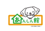 mew mew (hokidamew)さんの愛くるしい白い犬のキャラクターと家をモチーフにした背景【ロゴとキャッチフレーズ含む】への提案