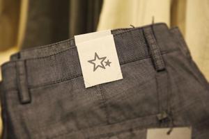 Design-Base ()さんの高級子供服ブランドのシルエットロゴ・デザイン・イラストへの提案