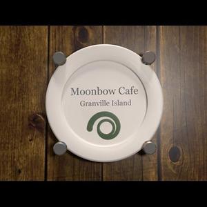 Trisさんの カナダ　バンクーバー／ナチュラルカフェの Moonbow cafe のブランドロゴ。への提案