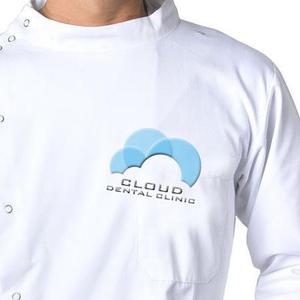 くり (curypapasan)さんのクールでかっこいいドクターの医療制服手術用（スクラブ）の胸ポケットのロゴデザインへの提案