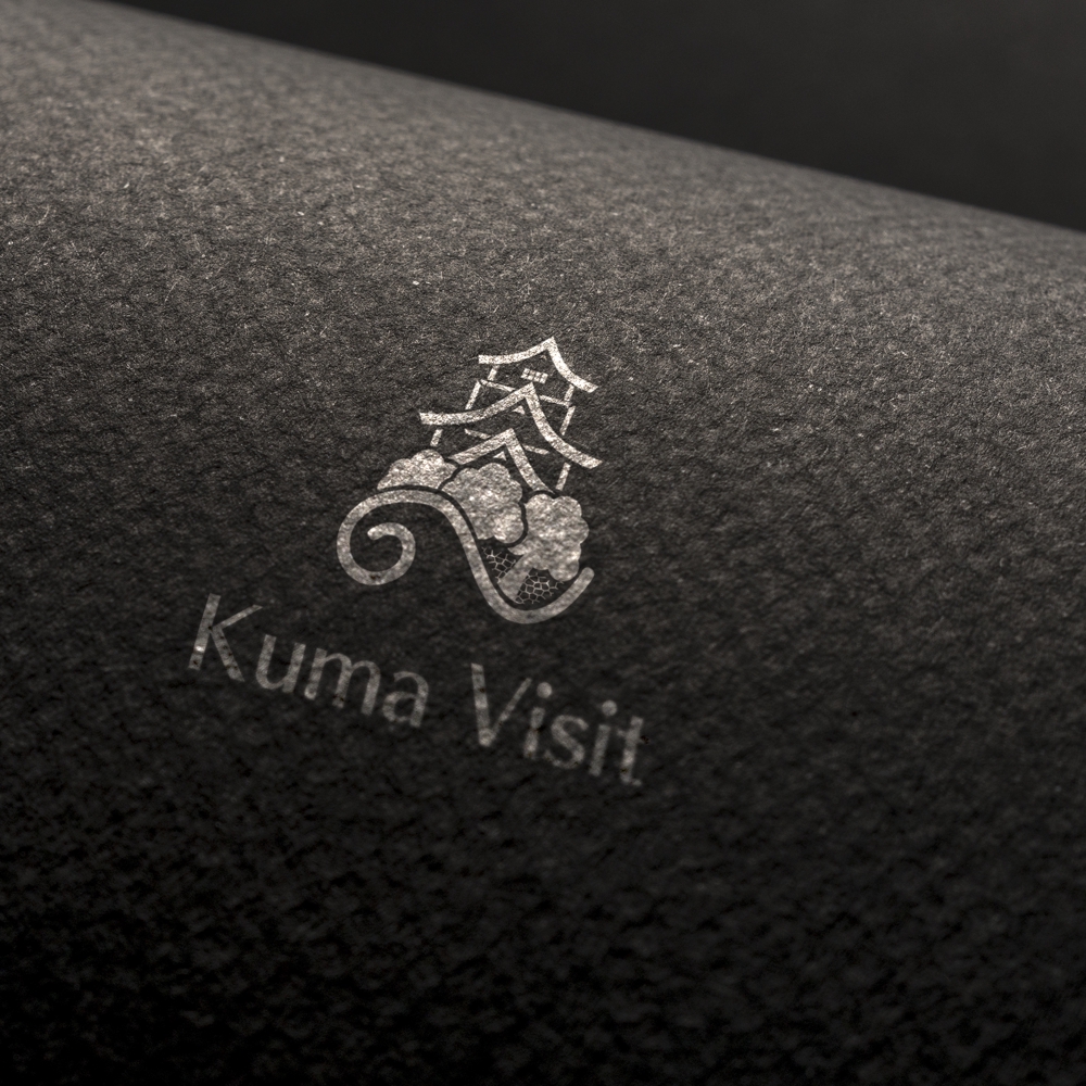 観光推進を目指す法人「Kuma Visit」のロゴ