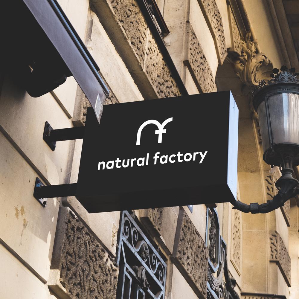 インテリアショップ『natural factory』のロゴ