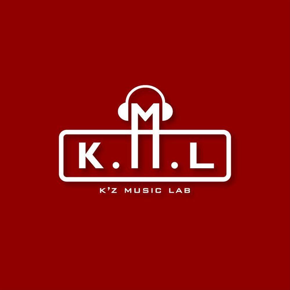 架空のレコード会社「K.M.L」のロゴ