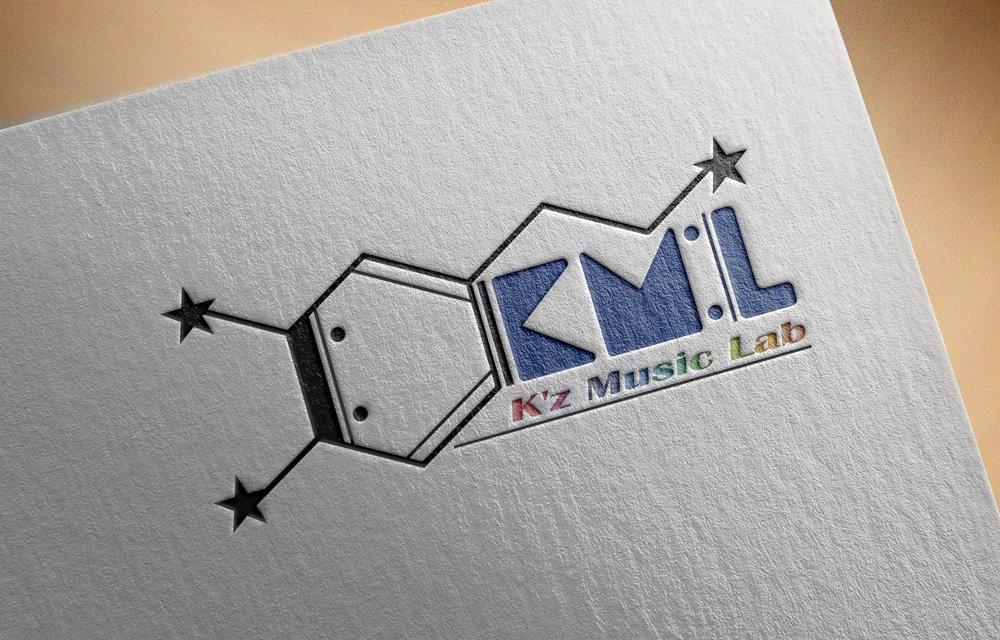 架空のレコード会社「K.M.L」のロゴ