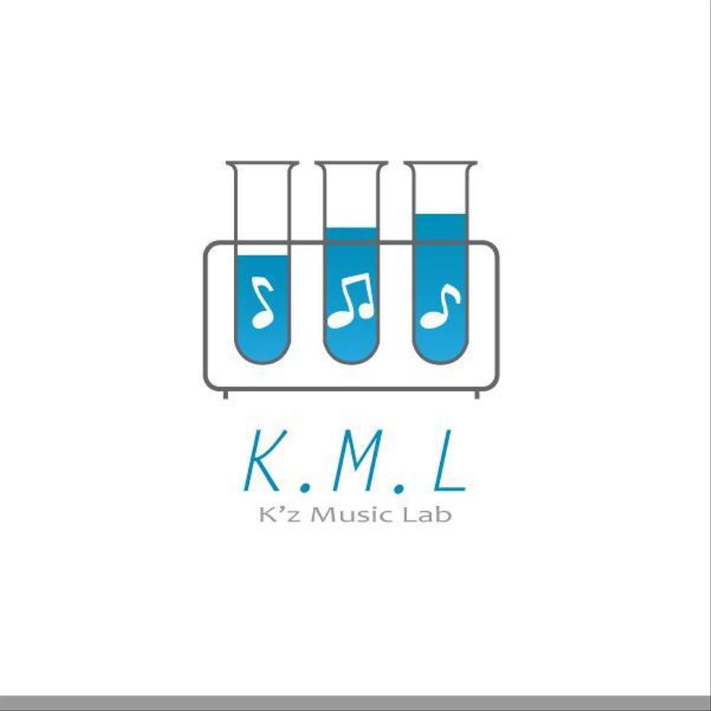 架空のレコード会社「K.M.L」のロゴ