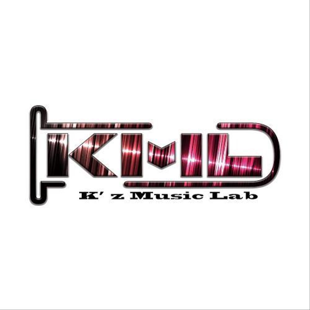 架空のレコード会社「K.M.L」のロゴ