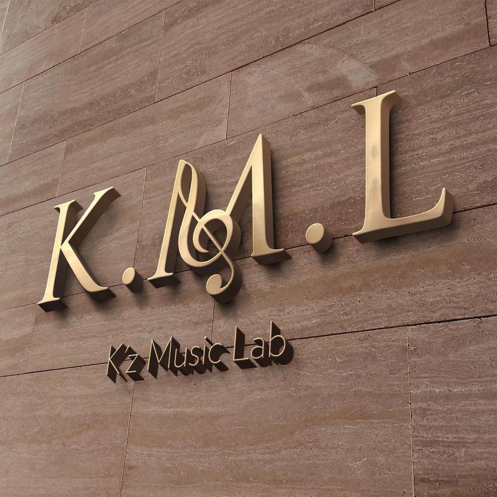 架空のレコード会社「K.M.L」のロゴ