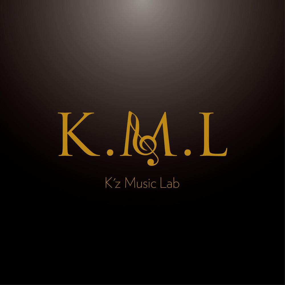 架空のレコード会社「K.M.L」のロゴ