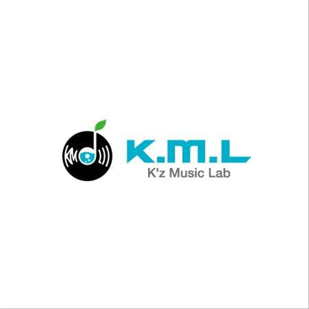 架空のレコード会社「K.M.L」のロゴ