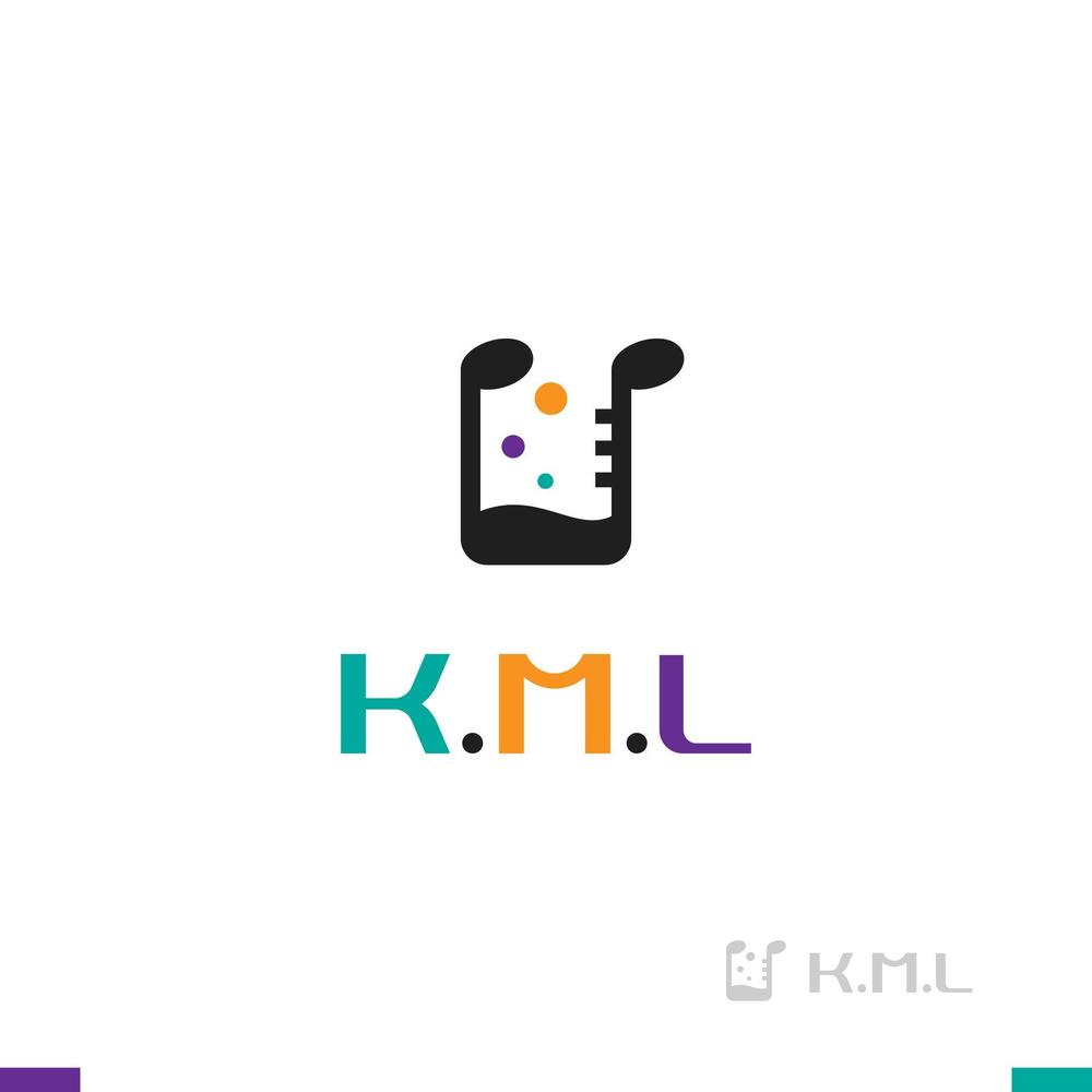 架空のレコード会社「K.M.L」のロゴ