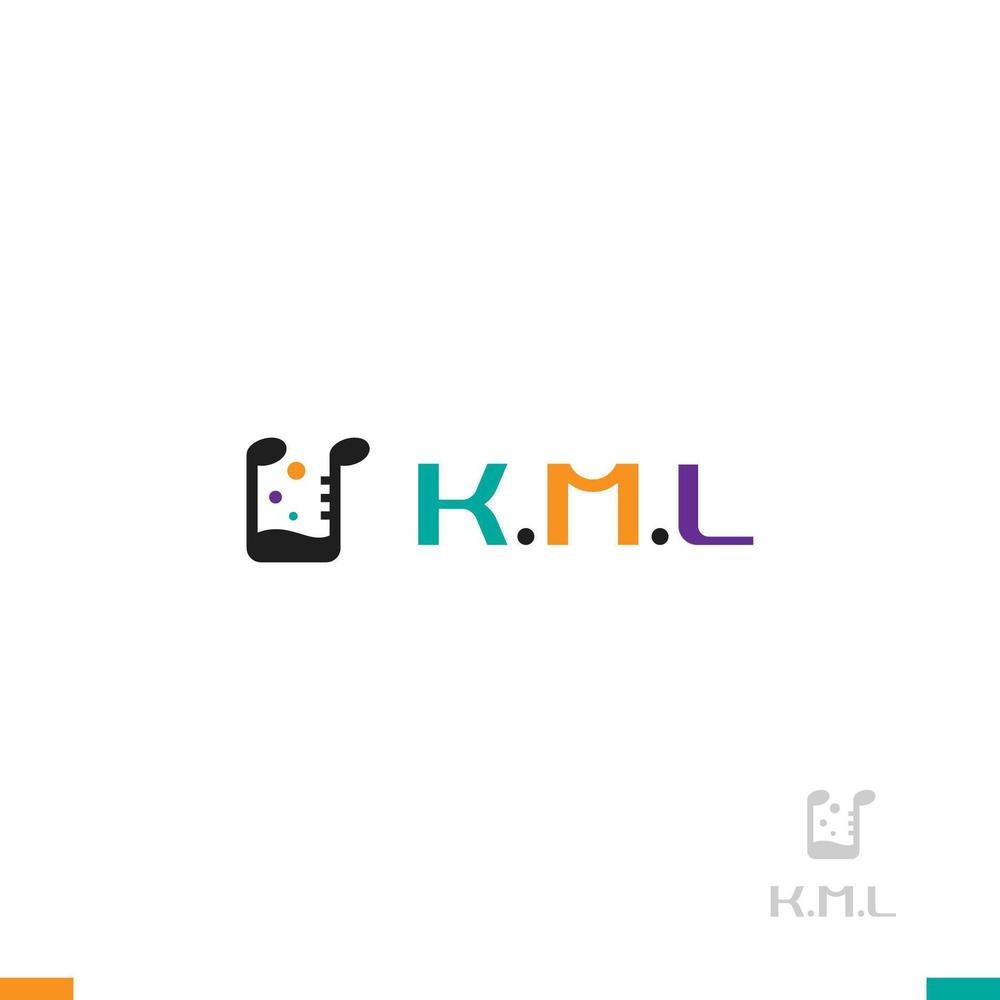 架空のレコード会社「K.M.L」のロゴ