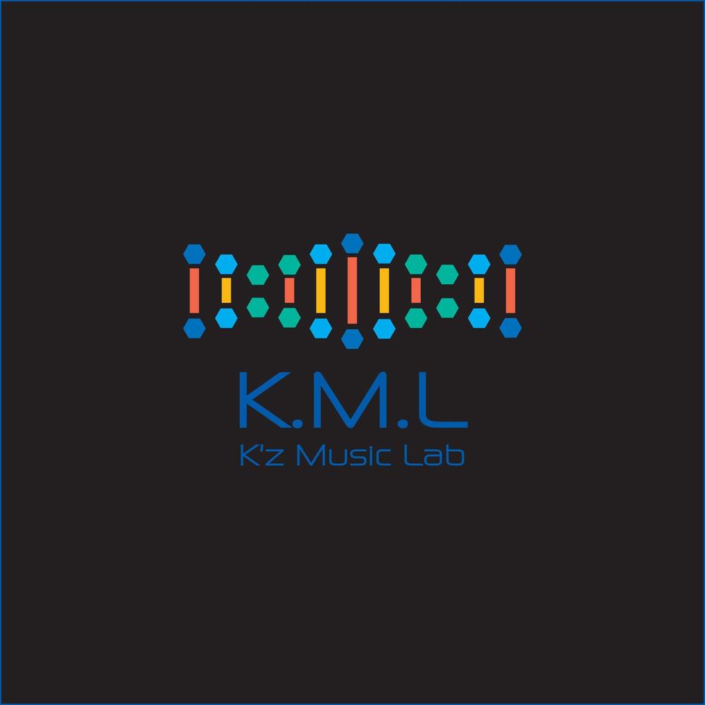 架空のレコード会社「K.M.L」のロゴ