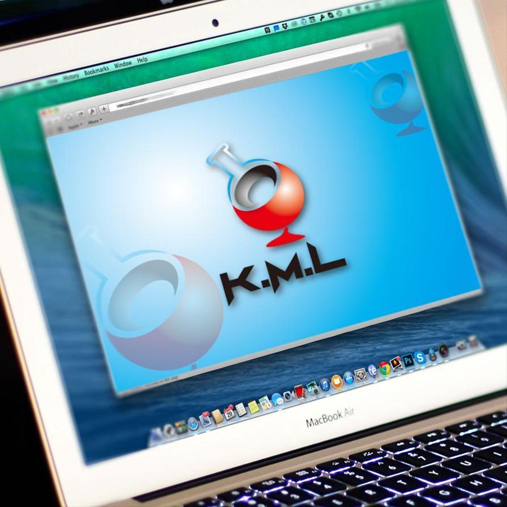 架空のレコード会社「K.M.L」のロゴ