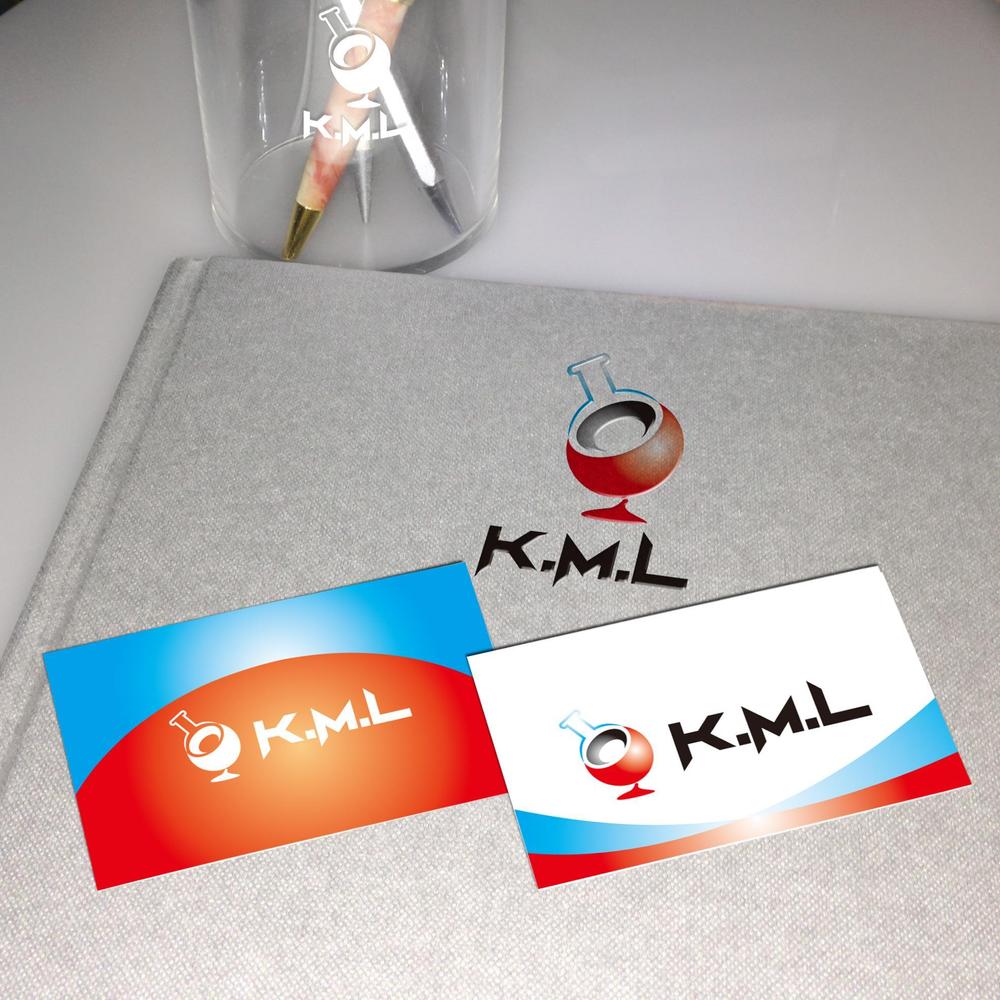 架空のレコード会社「K.M.L」のロゴ