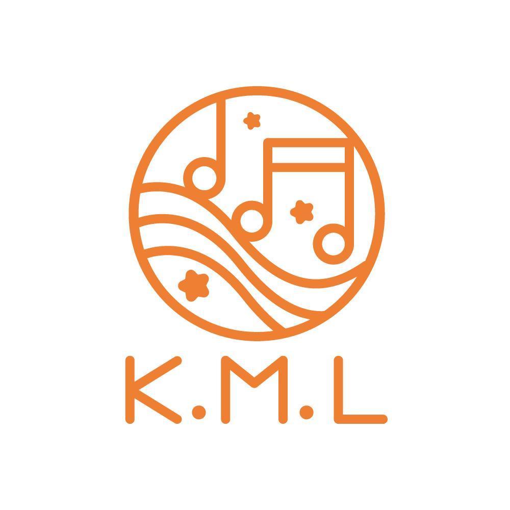 架空のレコード会社「K.M.L」のロゴ