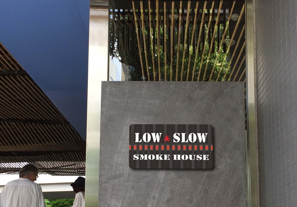 飲食店「LOW & SLOW」のロゴ