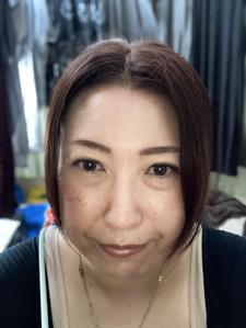 伸びる黒猫